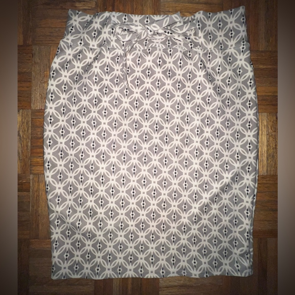Classic Concepts Elegant Gray Patterned Skirt